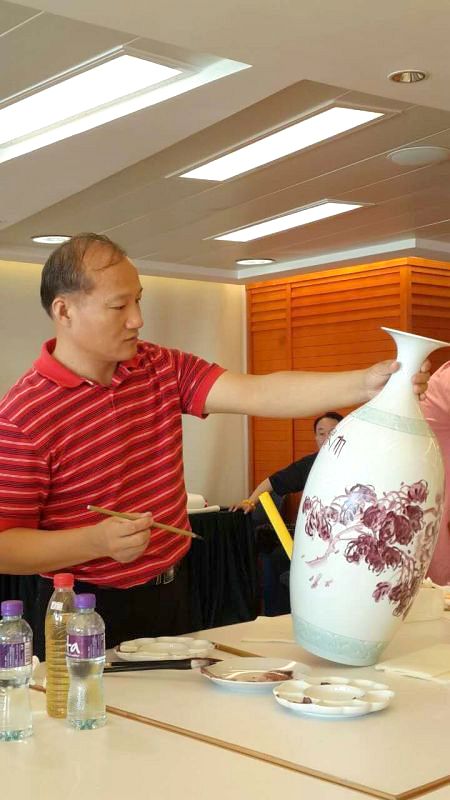2016年为澳门城市大学作牡丹瓷器馆藏作品