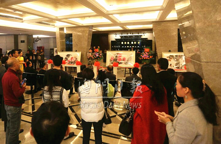 2017年澳门日报报道吉光凤羽丁保成国画迎春展